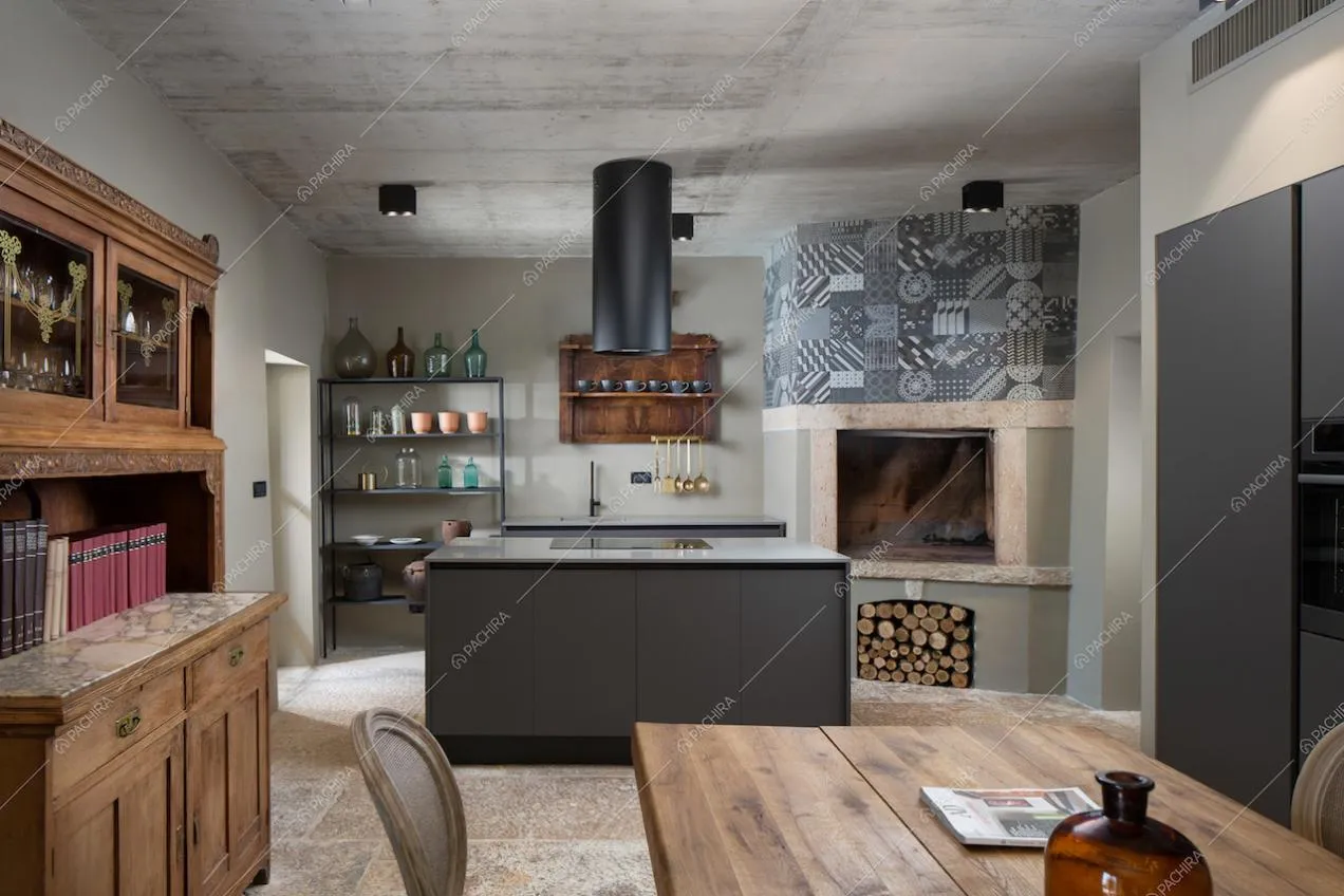 Cucina a isola open space e mobili in legno