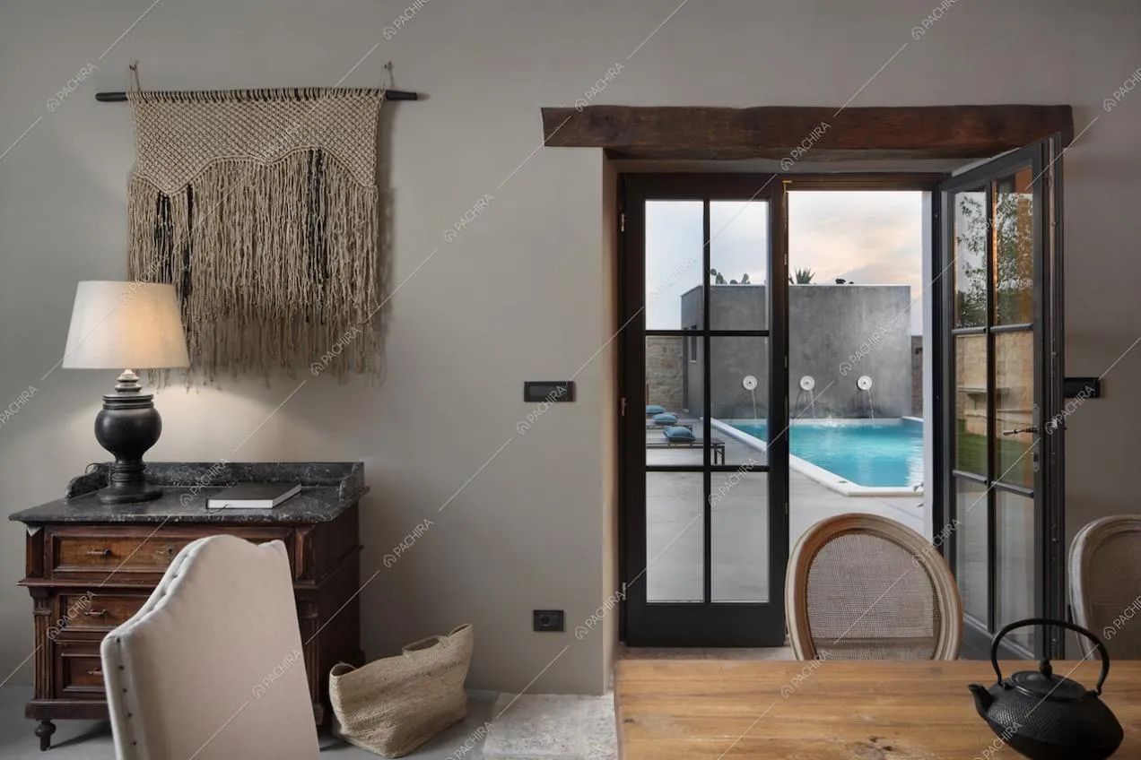 Dal salotto alla piscina nel living della Location Pruno