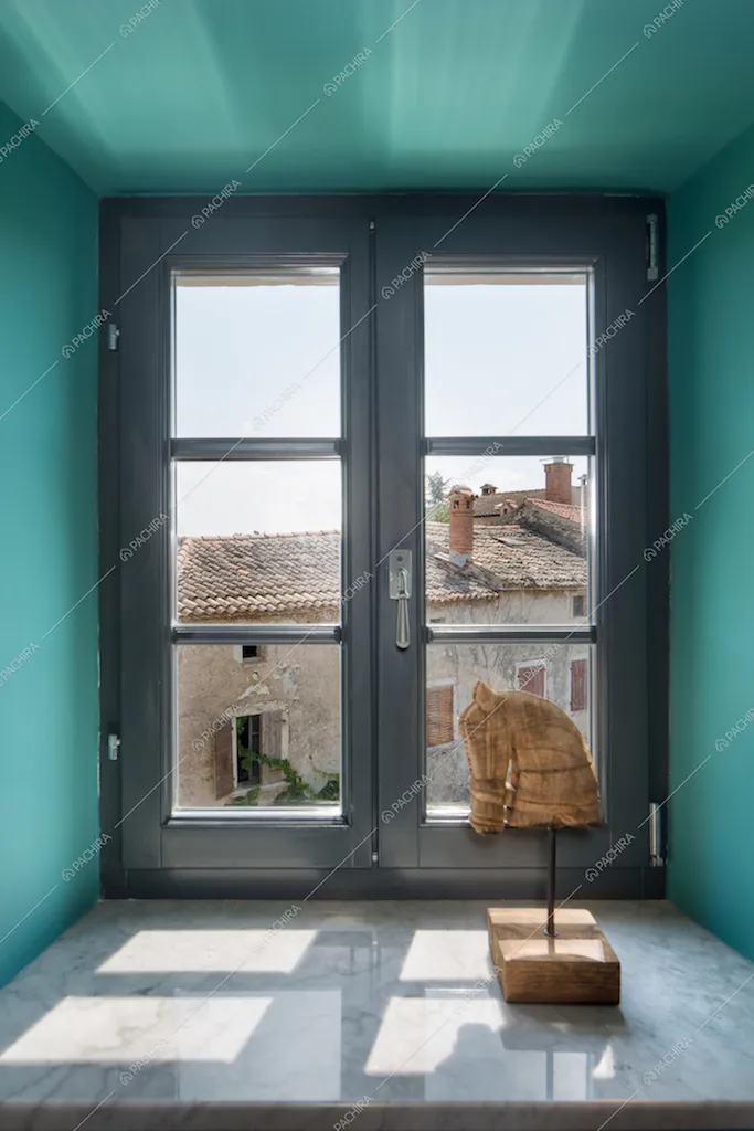 Finestra con vista sul giardino esterno