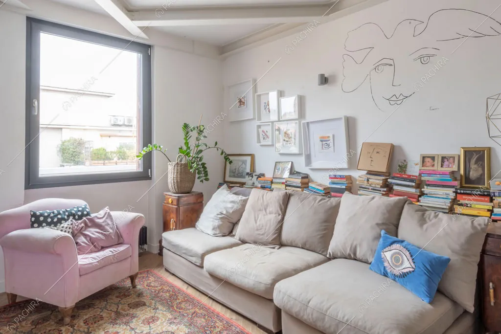 Travi a vista sul soffitto della sala dell'appartamento Uru, location in stile moderno a Roma