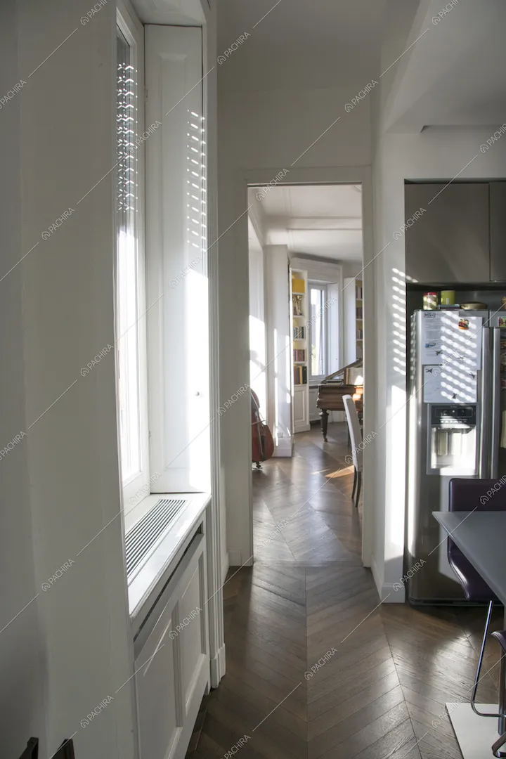 Il corridoio con pavimento a parquet a spina di pesce della Location Lime