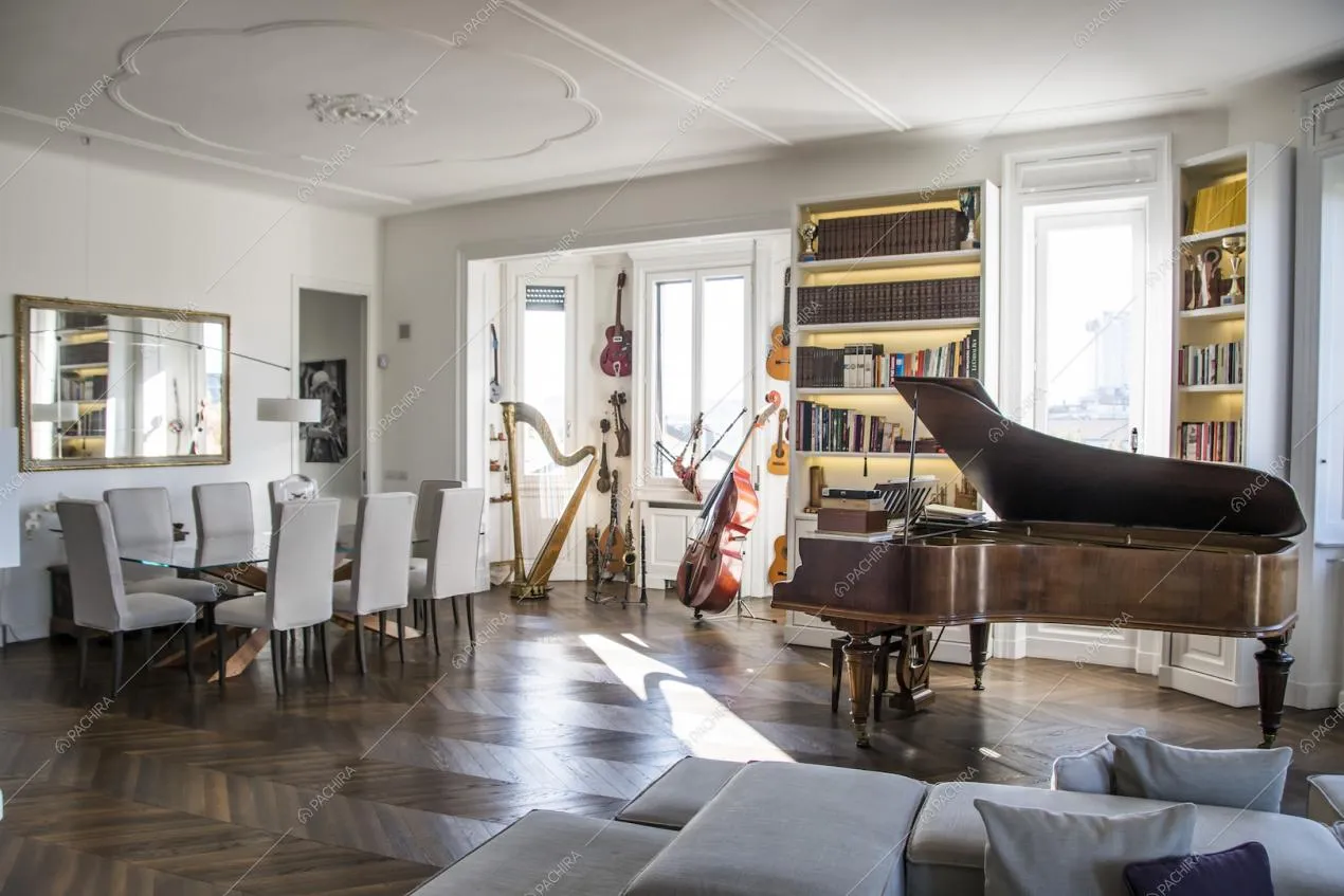 Pavimento in parquet a spina di pesce e strumenti musicali nel luminoso living della Location Lime