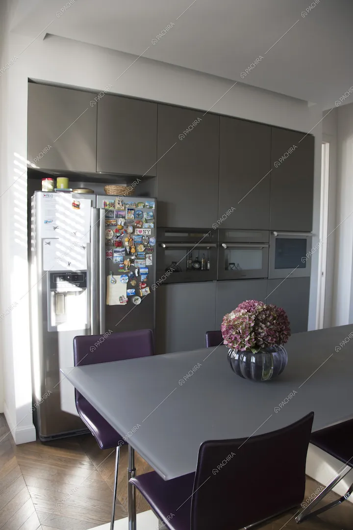 Sala da pranzo e frigorifero nella cucina della Location Lime