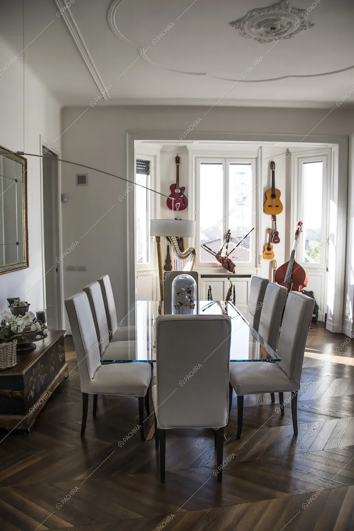 La sala da pranzo di questo lussuoso appartamento in stile contemporaneo