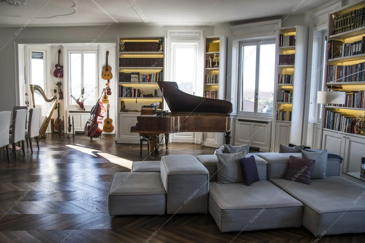 Soffitti alti e pavimento in parquet nel living della Location Lime
