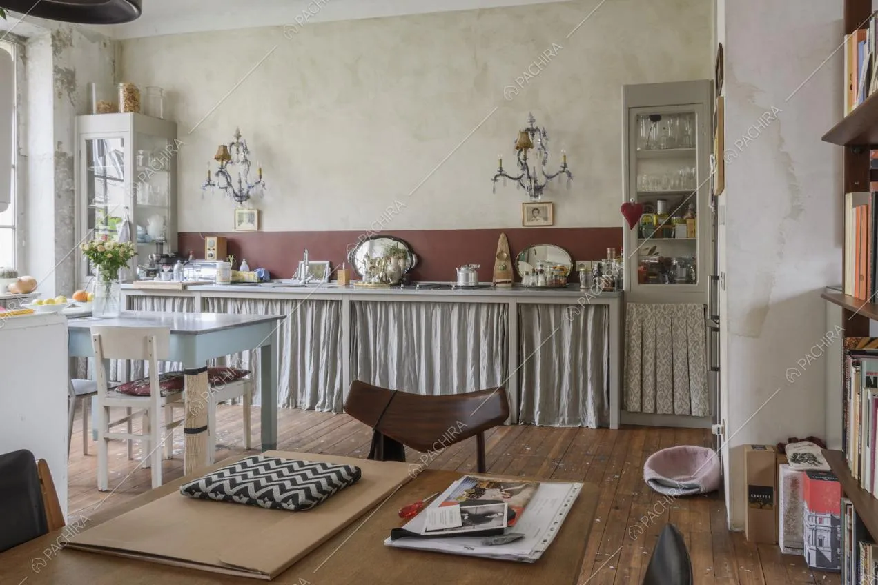 Cucina a parete vicino alla zona giorno open space
