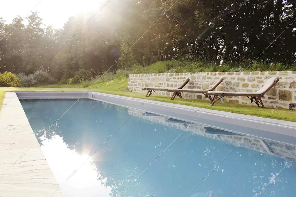 La piscina esterna nel giardino della Location Rovere
