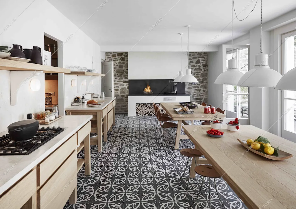Cucina a parete con fornelli e camino