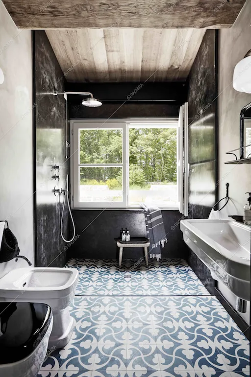 Grazioso bagno con travi a vista in legno