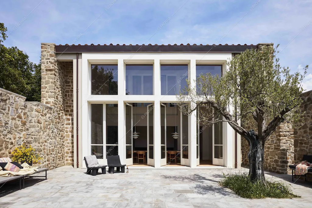 Alte vetrate bianche in questa Villa in Provincia di Perugia