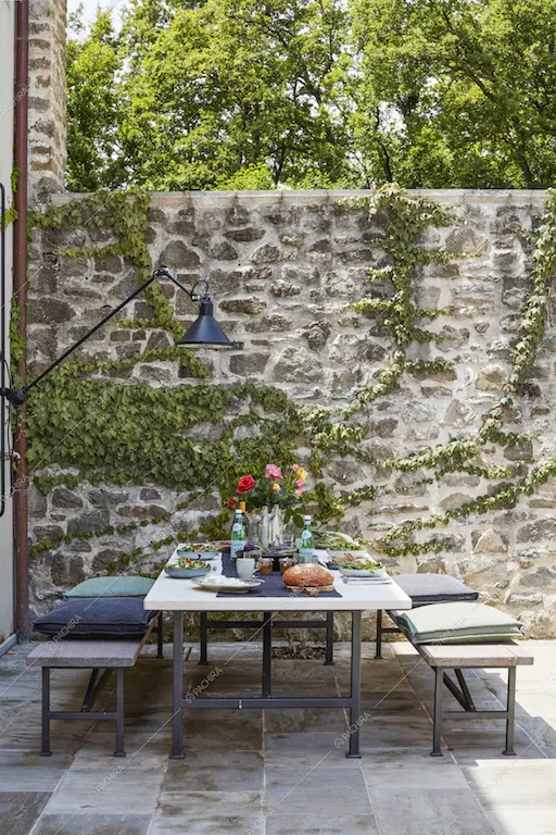 Tavolo da pranzo e pareti in pietra