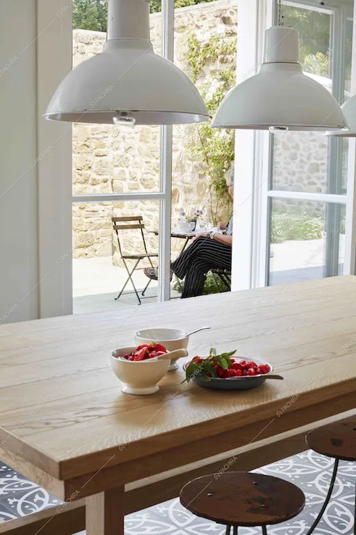 Luminosa tavola da pranzo di questa villa moderna