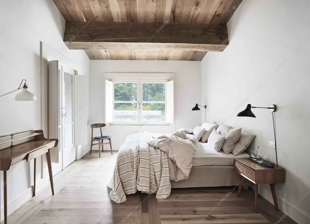 La camera da letto con pavimento in parquet di questa villa dai colori tenui