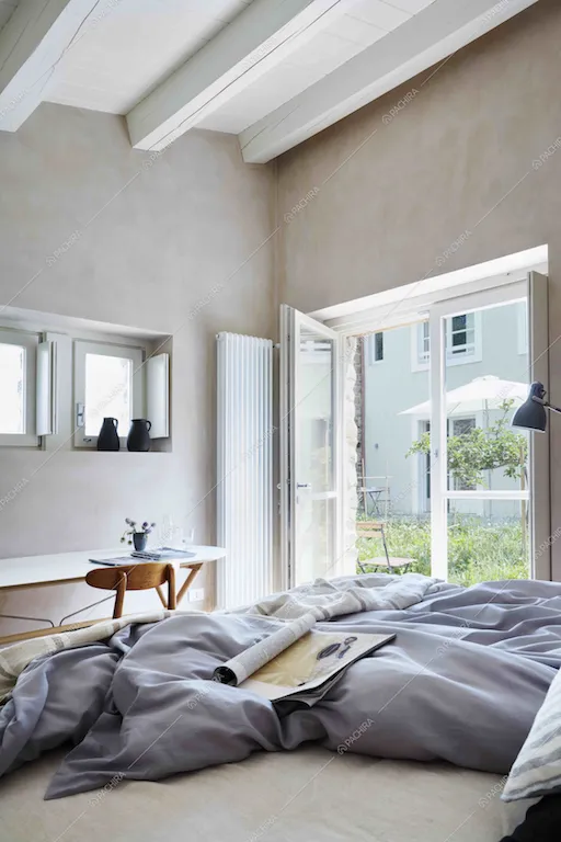 La camera da letto con travi a vista bianche