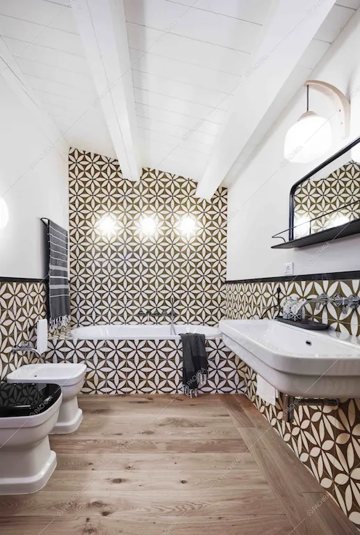 Il bagno con travi a vista bianche