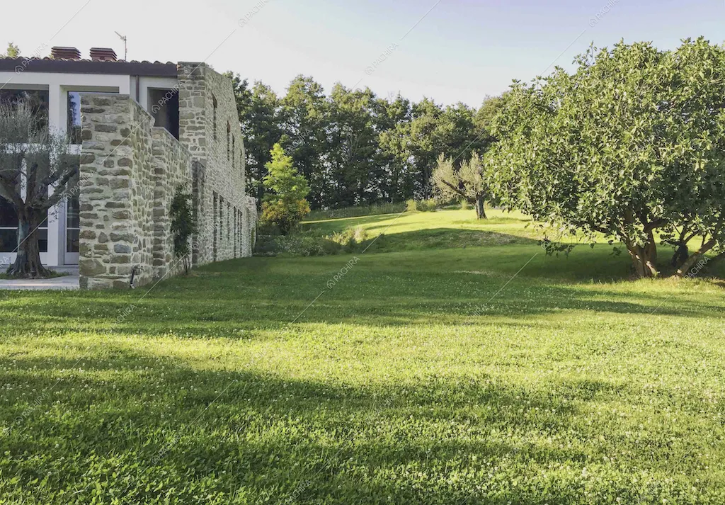 Il giardino rigoglioso della Location Rovere