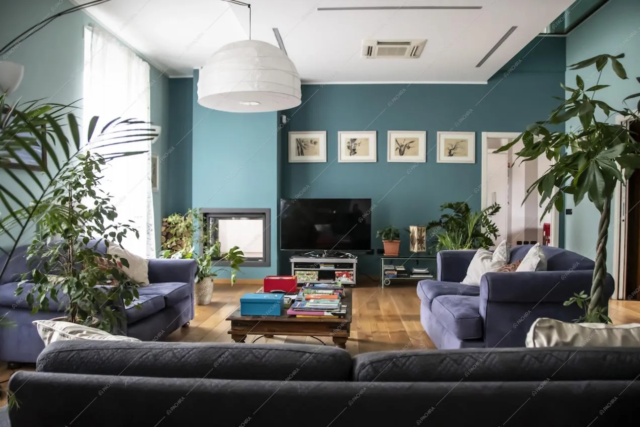 Il living spazioso della Location Vanda con divani, tv e camino
