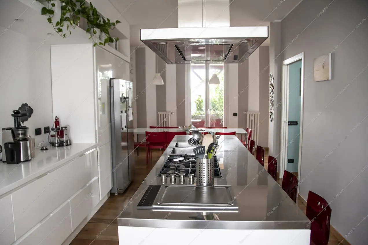 Cucina contemporanea: isola e fornelli a gas