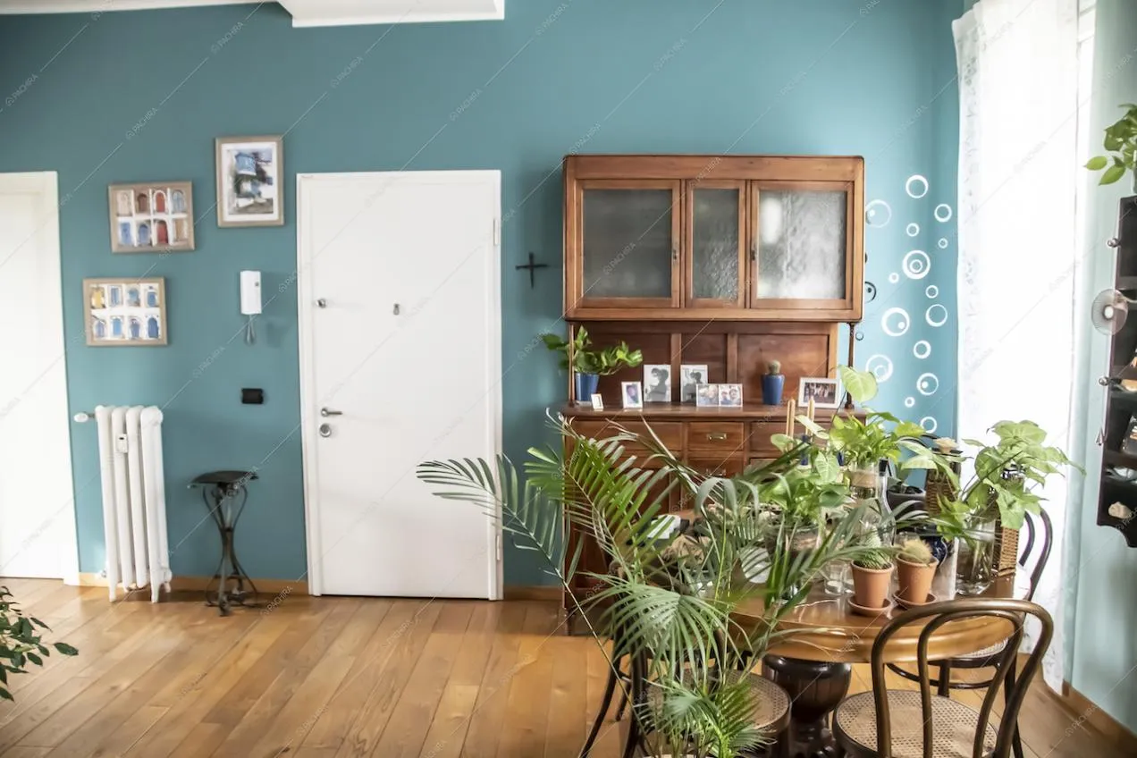 La porta di ingresso di questo Appartamento con pavimento in parquet