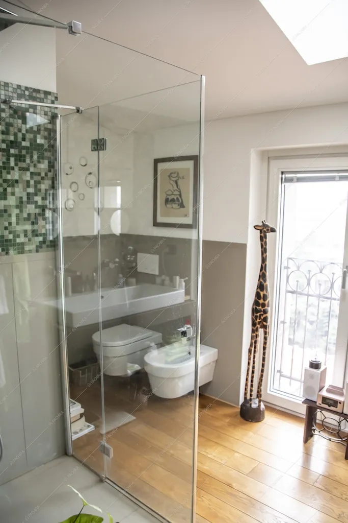 Il bagno con doccia caldo e familiare