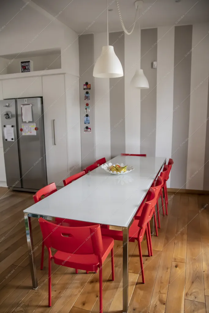 La sala da pranzo moderna dell'appartamento Vanda
