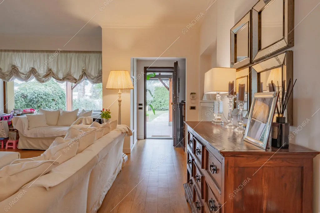 Ampia sala con vetrate della villa Cren, location in stile moderno a Roma