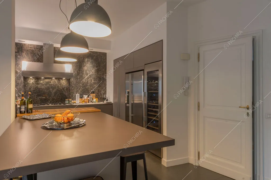 Cucina dell'appartamento Mizuna, location in stile contemporaneo a Roma
