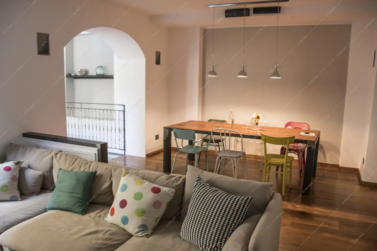 La sala da pranzo del Moderno Loft Carota