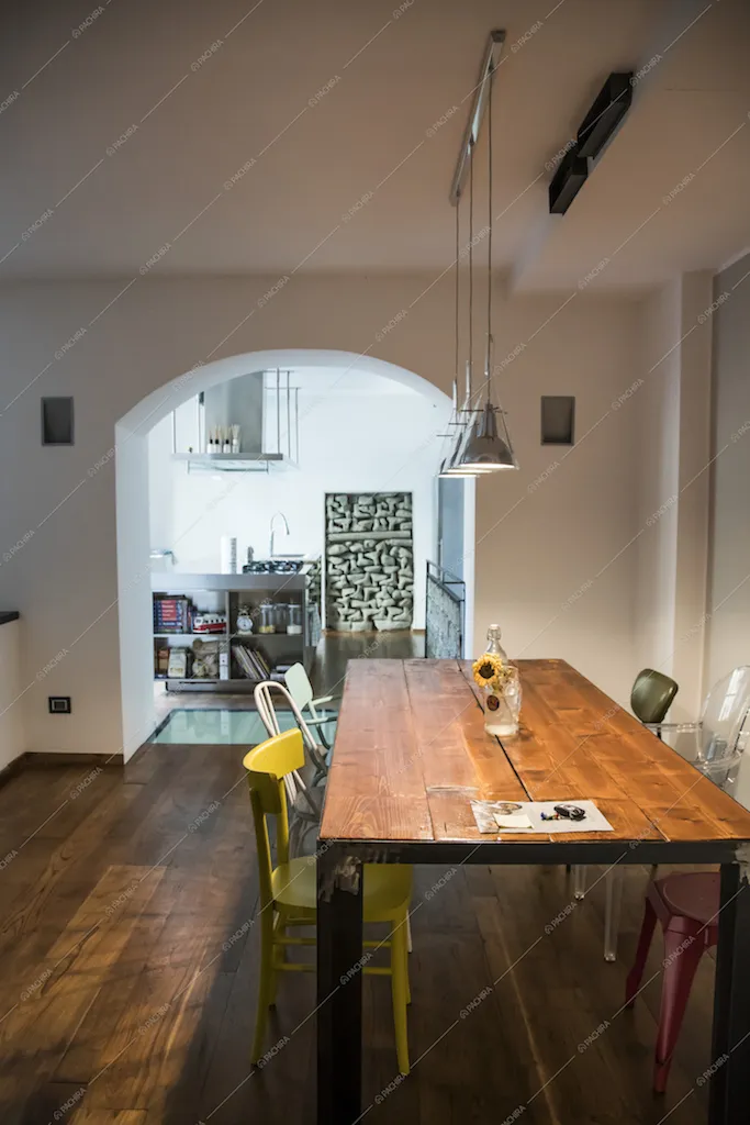 Il corridoio che separa la sala da pranzo dalla cucina