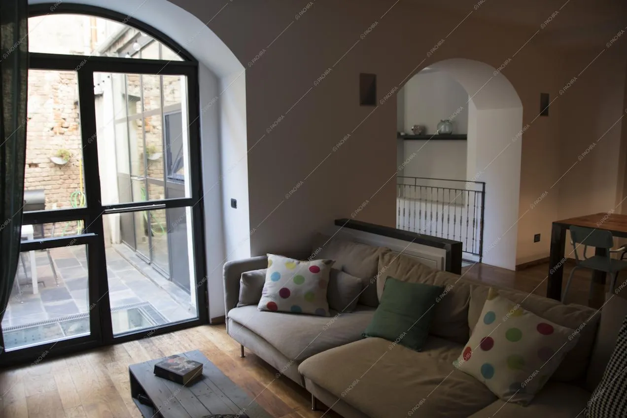 Vetrate e salotto Open Space in questo Loft a Milano