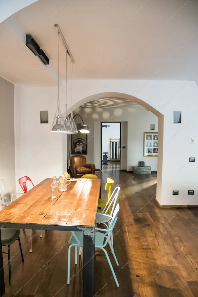 Il tavolo della sala da pranzo del Loft Carota
