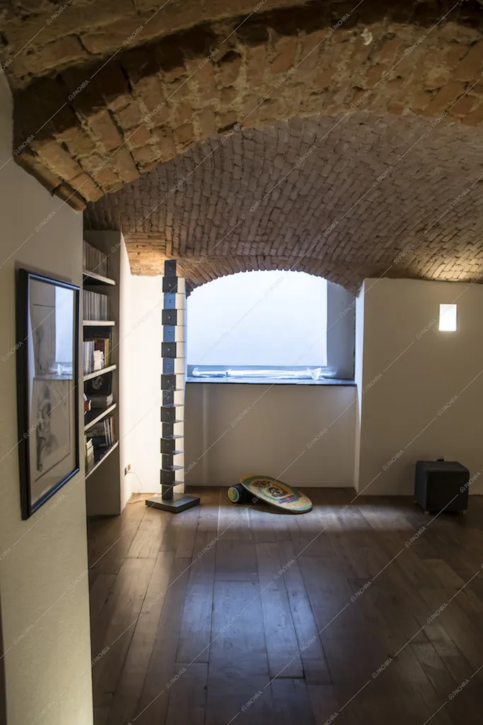 Volte ad arco, mattoncini rossi a vista e parquet