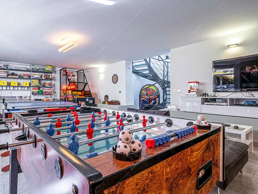 Area hobby della villa Moonstone, location in stile moderno a Milano