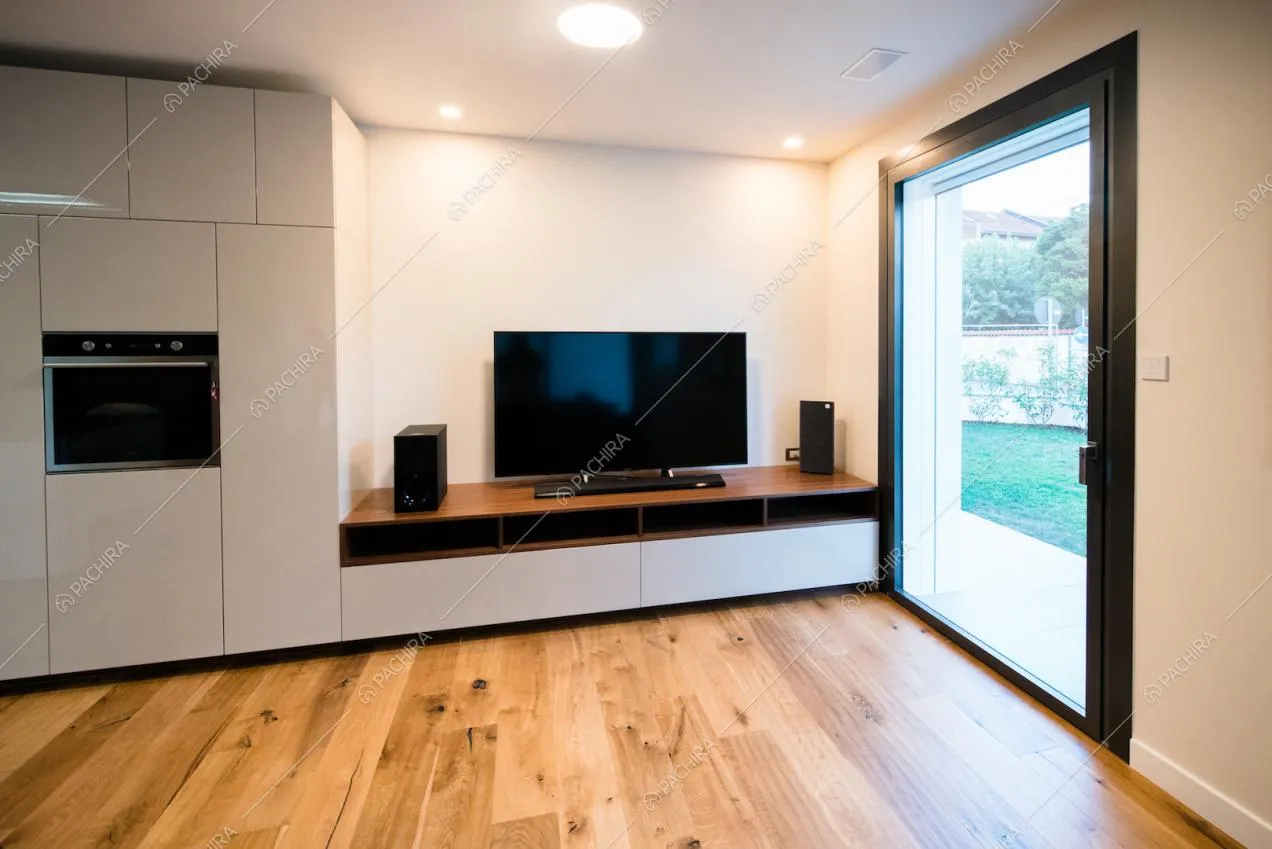 Parquet e vetrate luminose in questa villa moderna