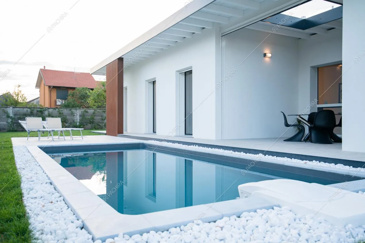 La piscina nel giardino di questa Villa Moderna in Provincia di Milano