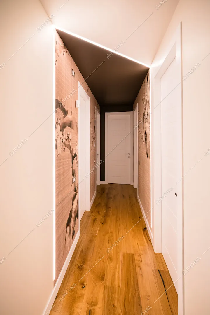 Corridoio con carta da parati rosa e parquet