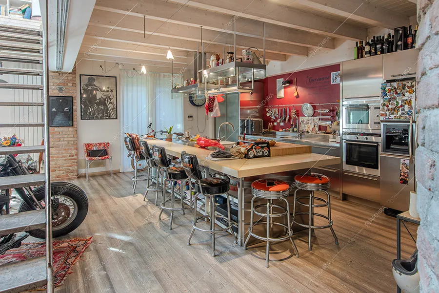 Cucina del loft Fittonia, location in stile contemporaneo a Milano