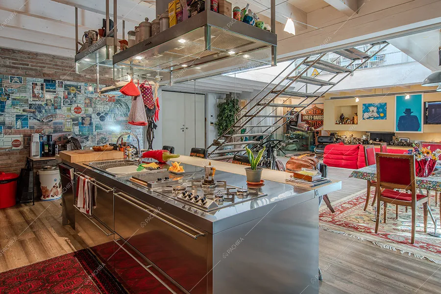Cucina a isola del loft Fittonia, location in stile contemporaneo a Milano