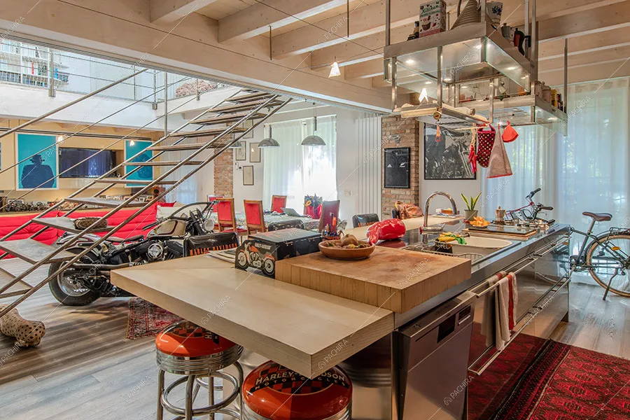 Cucina del loft Fittonia, location in stile contemporaneo a Milano
