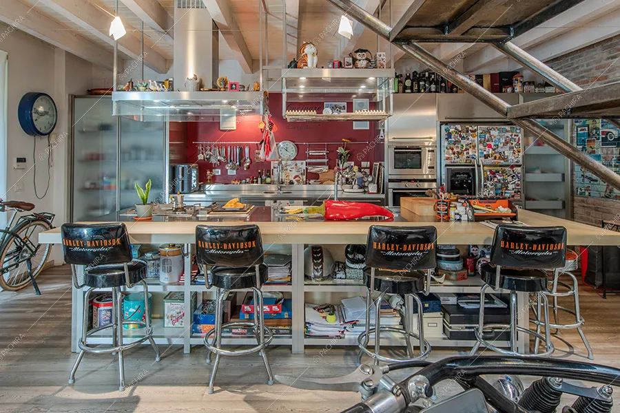 Cucina a vista del loft Fittonia, location in stile contemporaneo a Milano