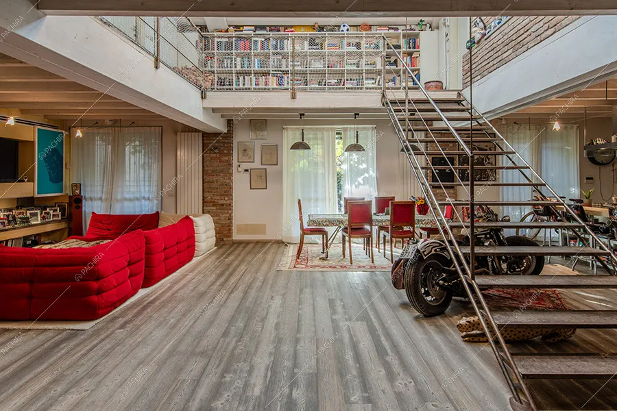 Zona living del loft Fittonia, location in stile contemporaneo a Milano