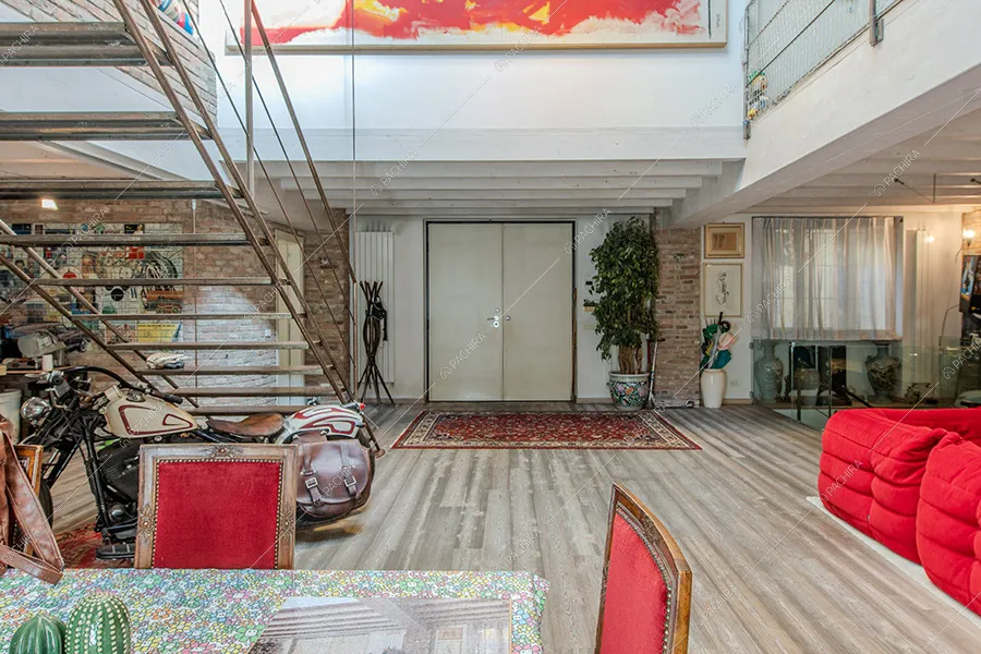 Zona living del loft Fittonia, location in stile contemporaneo a Milano