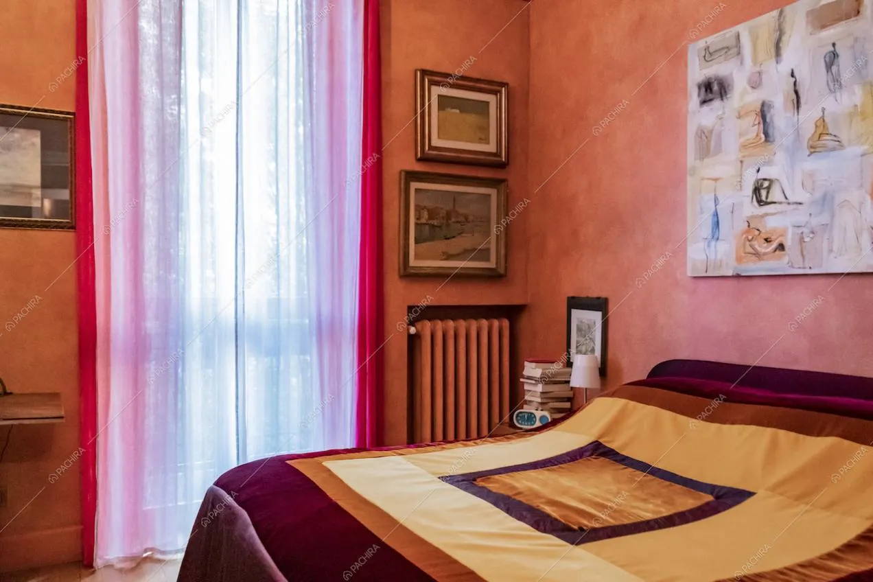 Camera da letto della villa Curcuma, location in stile contemporaneo a Milano