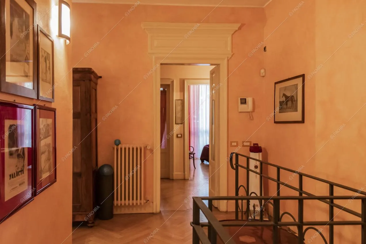 Pianerottolo della villa Curcuma, location in stile contemporaneo a Milano