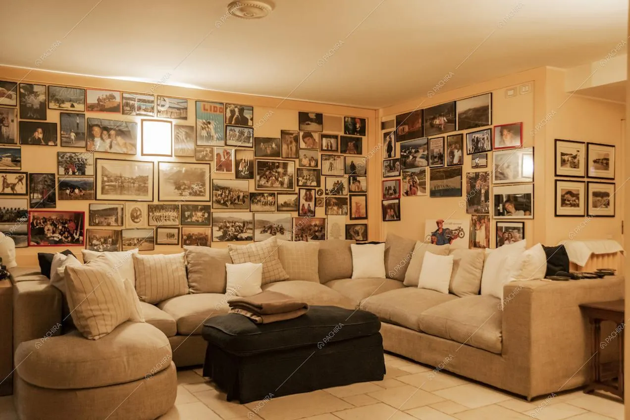 Salotto della villa Curcuma, location in stile contemporaneo a Milano