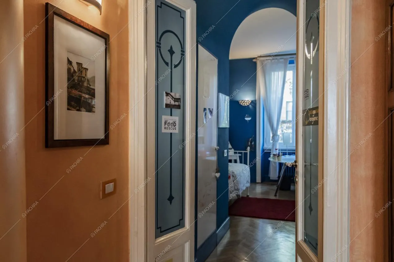 Camera da letto della villa Curcuma, location in stile contemporaneo a Milano