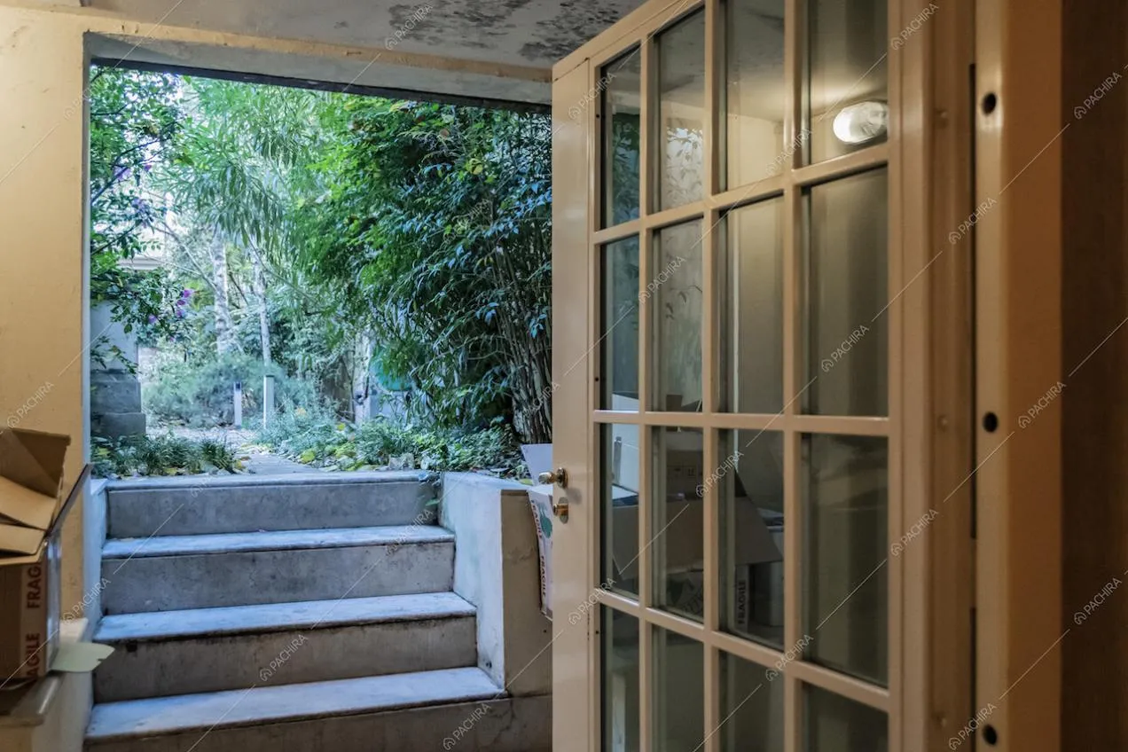 Scale della villa Curcuma, location in stile contemporaneo a Milano