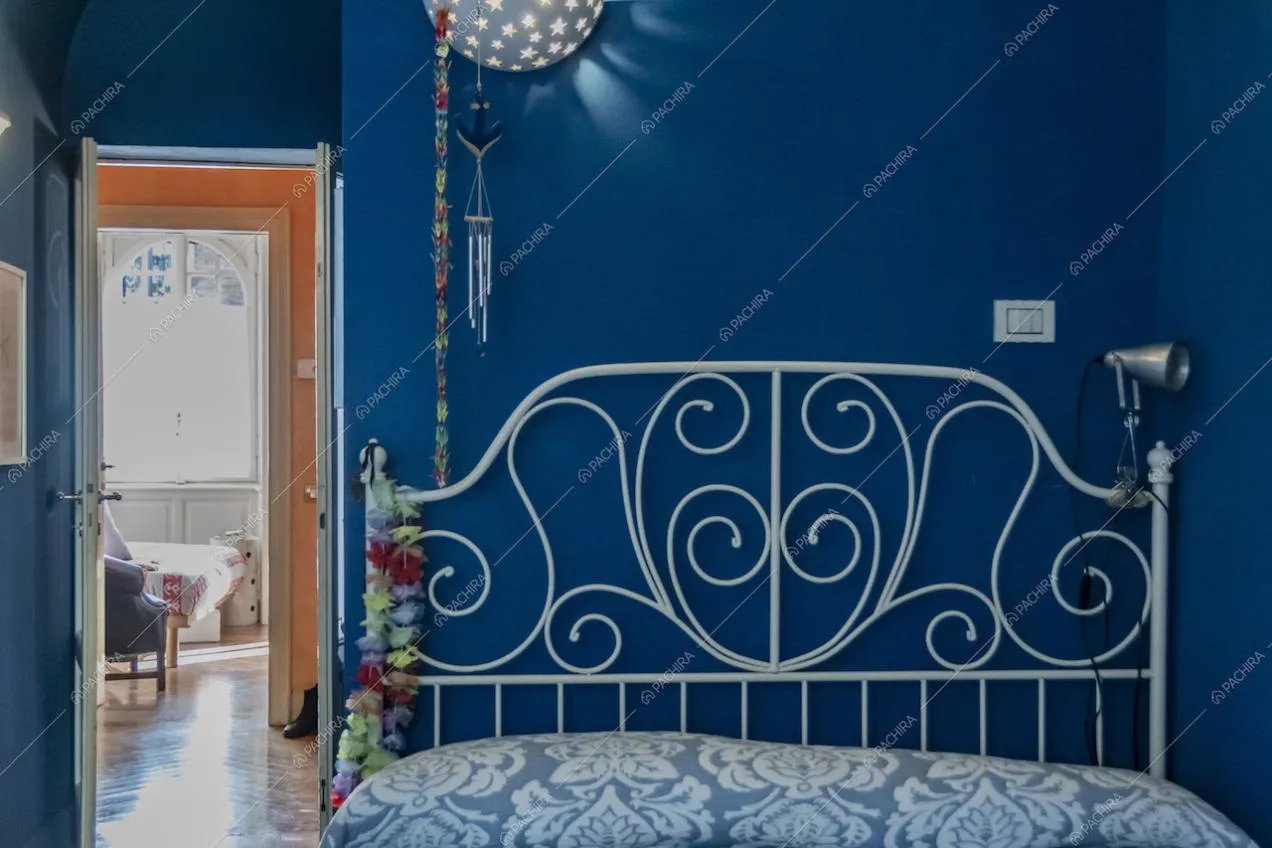 Camera da letto della villa Curcuma, location in stile contemporaneo a Milano