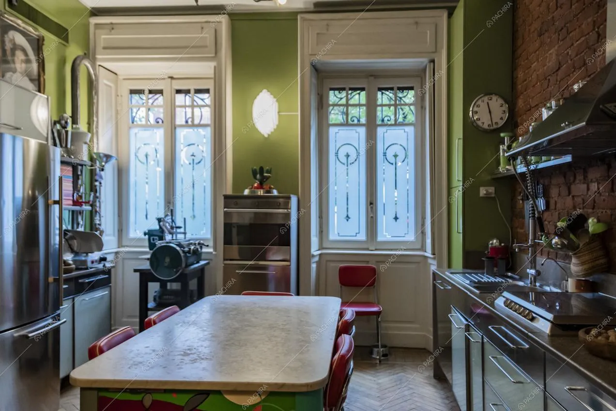 Cucina a parete della villa Curcuma, location in stile contemporaneo a Milano