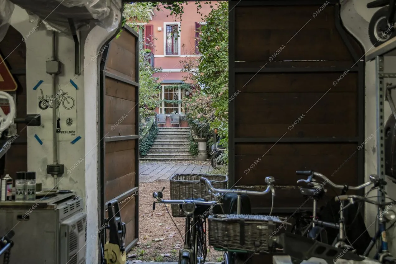 Garage della villa Curcuma, location in stile contemporaneo a Milano